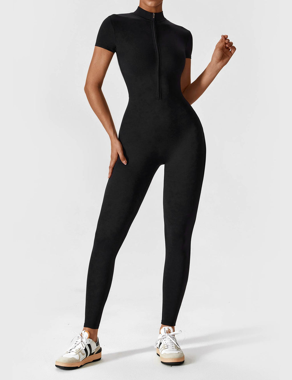 LenaFit – Kurzärmlige Jumpsuits mit Reißverschluss