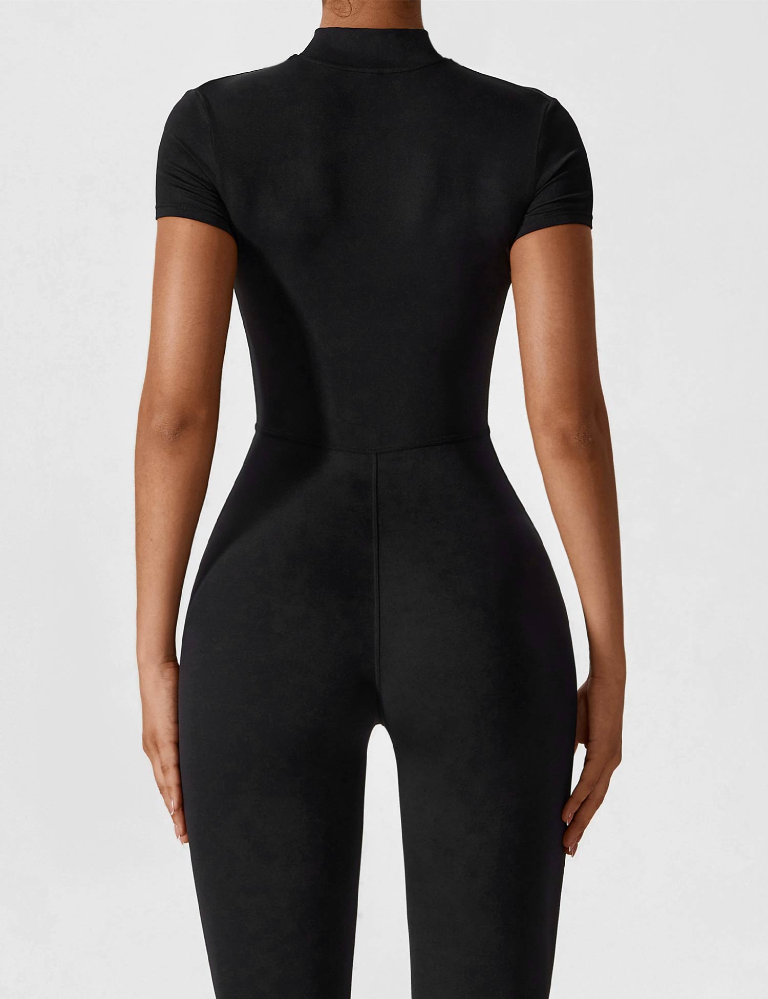 LenaFit – Kurzärmlige Jumpsuits mit Reißverschluss