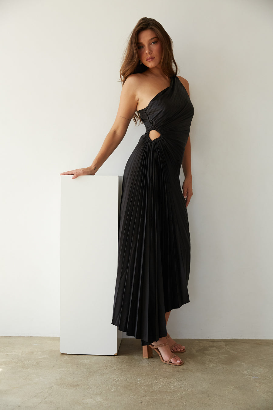 Valenzora | One-Shoulder-Plisseekleid in Midilänge