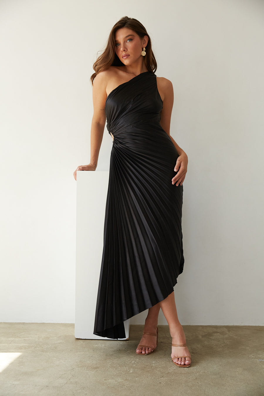 Valenzora | One-Shoulder-Plisseekleid in Midilänge