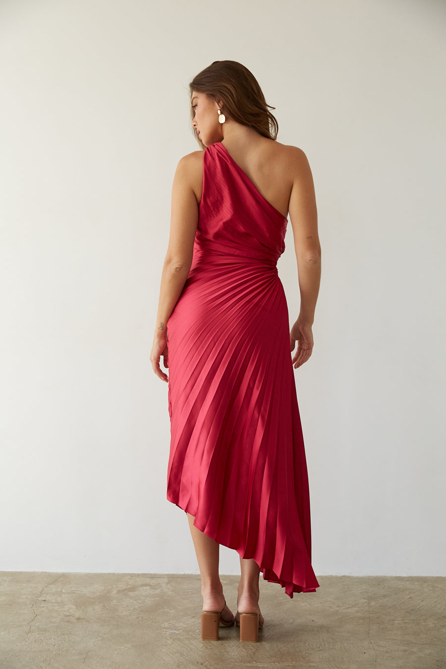 Valenzora | One-Shoulder-Plisseekleid in Midilänge